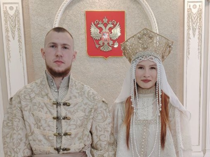 Пара в необычных костюмах зарегистрировала брак в Черновском отделе ЗАГС Читы